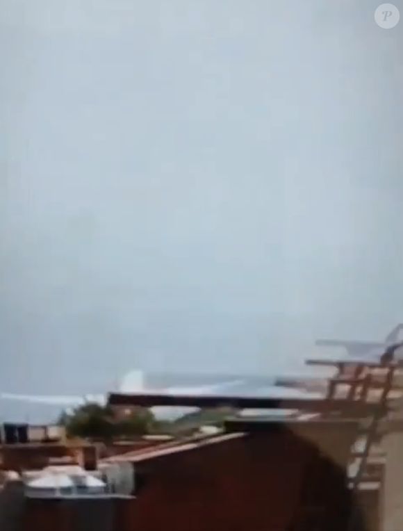 Avião com mais de 240 pessoas a bordo caiu na Índia; número exato de mortos ainda não se sabe, mas ministro da Saúde local falou em 'muitas mortes'