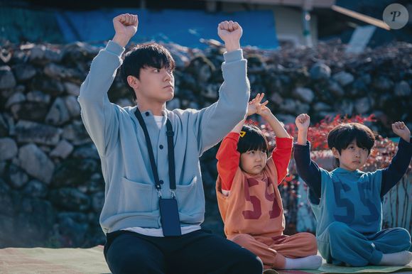 Tudo muda quando o protagonista sofre um acidente e fica paraplégico, com a mentalidade de uma criança de 7 anos