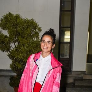 A atriz Nanda Costa optou por look com agasalho em festival e combinou praticidade e estilo
