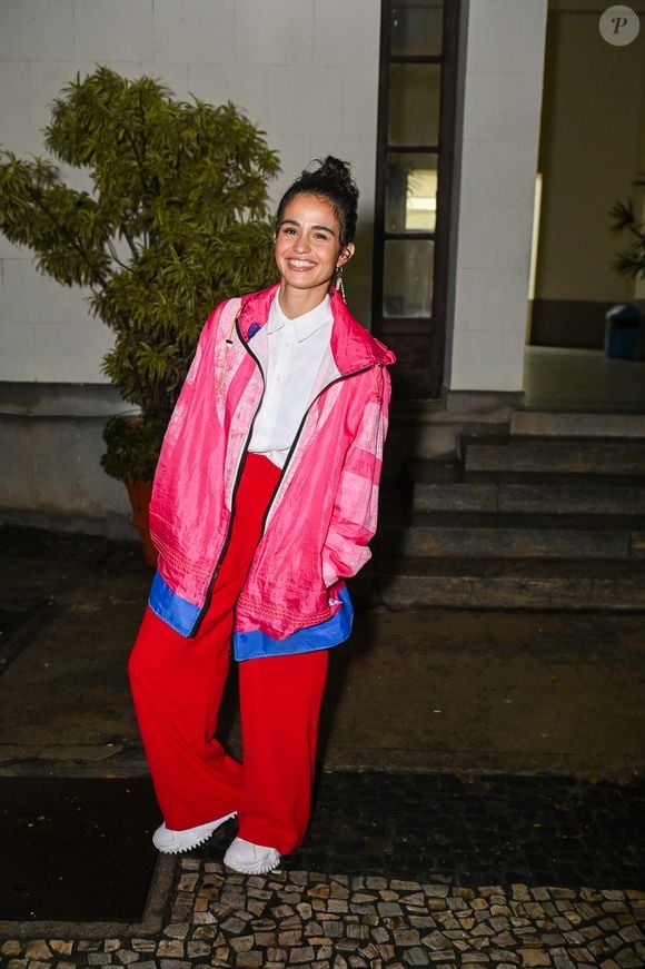 A atriz Nanda Costa optou por look com agasalho em festival e combinou praticidade e estilo