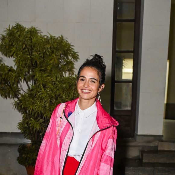 A atriz Nanda Costa optou por look com agasalho em festival e combinou praticidade e estilo