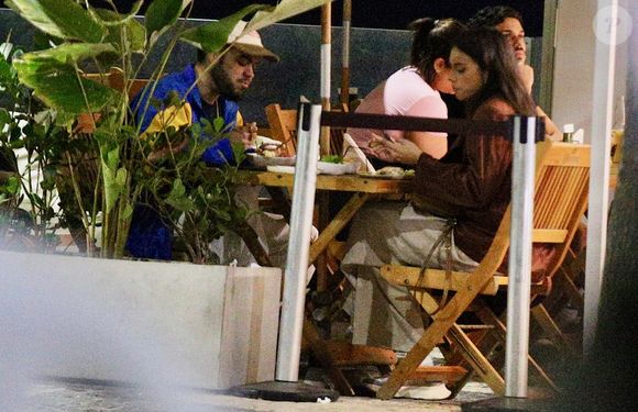 Francisco Gil e Alane Dias jantaram em um quiosque