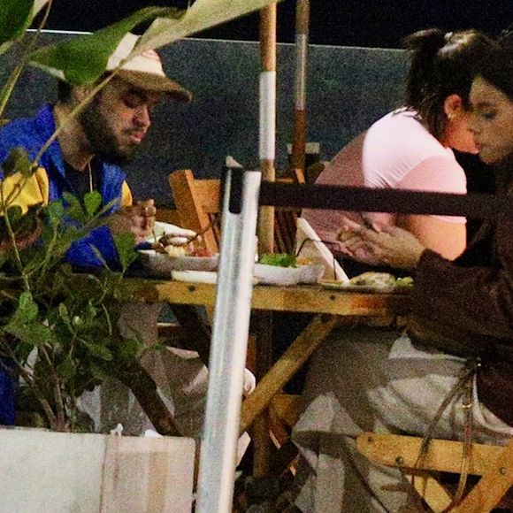 Francisco Gil e Alane Dias jantaram em um quiosque