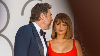 Javier Bardem, hoje aos 57 anos, sobre o início da relação duradoura de quase 20 anos com Penélope Cruz: 'Durante uma cena, a gente se beijou e continuou se beijando. Antes de percebermos, a equipe já tinha ido embora'