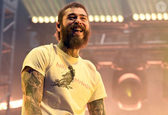 12. Post Malone (2022) - Conhecido por seu estilo irreverente, o rapper norte-americano pediu uma mesa de ping pong no camarim para jogar beer pong entre um compromisso e outro. Também solicitou tequila Casamigos ou Herradura 1942, Jelly Belly Fish (um tipo de jujuba rara e não disponível no Brasil) e charutos cubanos, criando um espaço de lazer nada modesto nos bastidores do festival.