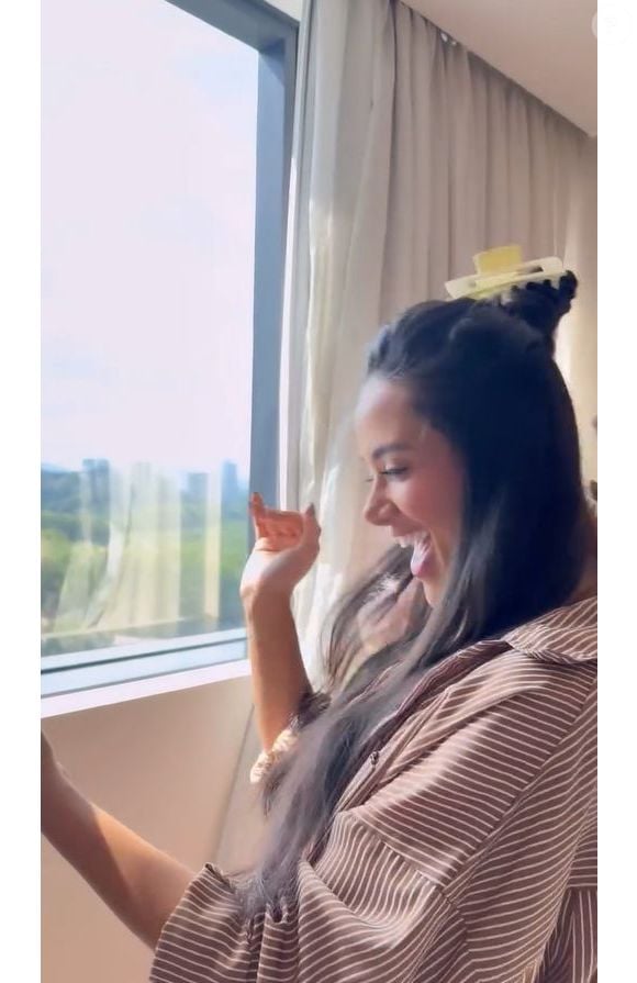 Jordana se divertiu tentando explicar para a avó os beijos em Jonas