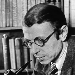 Jean-Paul Sartre defendia que a felicidade não depende de circunstâncias perfeitas, mas da forma como cada pessoa escolhe lidar com a própria realidade