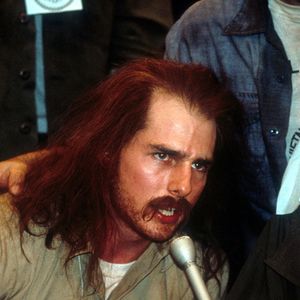 Tom Cruise interpretou Ron Kovic, um ex-soldado veterano de guerra que retorna do Vietnã em uma cadeira de rodas