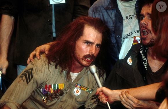 Tom Cruise interpretou Ron Kovic, um ex-soldado veterano de guerra que retorna do Vietnã em uma cadeira de rodas