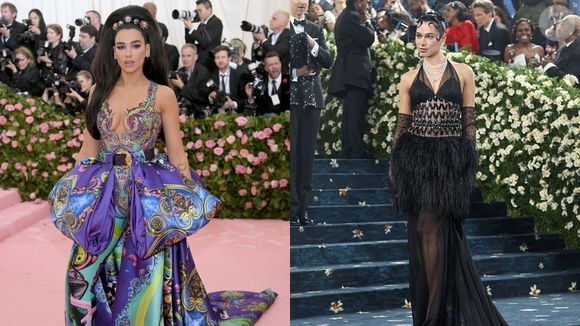 Em 2019, Dua Lipa foi comparada com uma embalagem de presente pelo seu look. Em 2025, a cantora roubou a cena no evento