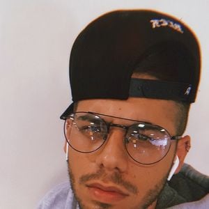 Já viram Zé Felipe de óculos? Seja com lente de grau ou não, cantor fica bem diferente com eles