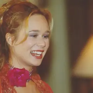 Quem viveu os anos 2000 certamente se lembra de Bionda, personagem de Mariana Ximenes em 'Uga Uga'. Com estilo ousado e comportamento rebelde, ela virou um dos rostos mais marcantes da novela e ajudou a definir uma geração de personagens femininas cheias de atitude