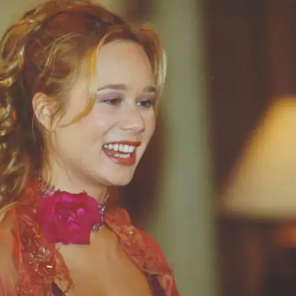 Quem viveu os anos 2000 certamente se lembra de Bionda, personagem de Mariana Ximenes em 'Uga Uga'. Com estilo ousado e comportamento rebelde, ela virou um dos rostos mais marcantes da novela e ajudou a definir uma geração de personagens femininas cheias de atitude