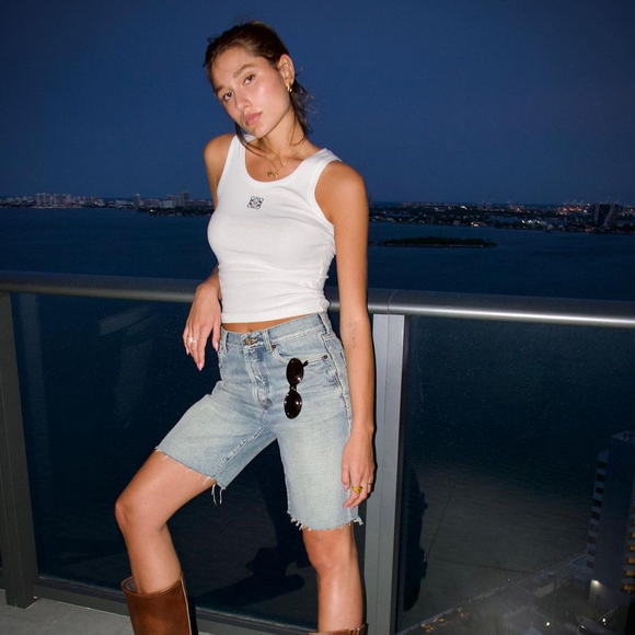 Sasha Meneghel combina regata branca de grife com bermuda jeans e bota