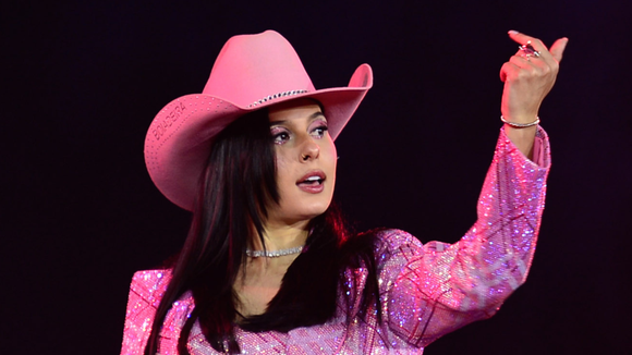 Boiadeira ou caloteira? Artista revela prejuízo de R$ 12 mil e cobra pagamento por trabalho com Ana Castela: 'Me fizeram de palhaço'