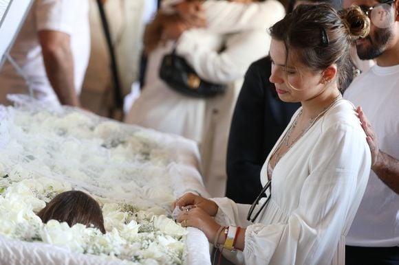 Com Preta Gil no caixão, Flor Gil, de 16 anos, se despede muito emocionada da tia