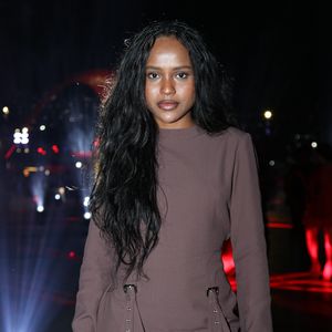 Duda Santos escolheu marrom chocolate em um look mais sóbrio