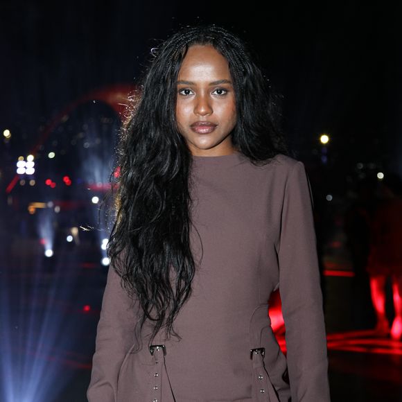 Duda Santos escolheu marrom chocolate em um look mais sóbrio