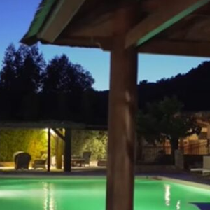 O complexo possui seis casas de hóspedes, restaurante privado equipado com cozinha profissional completa, estúdio de arte, duas piscinas, uma praça, pista de skate, academia e uma adega subterrânea.