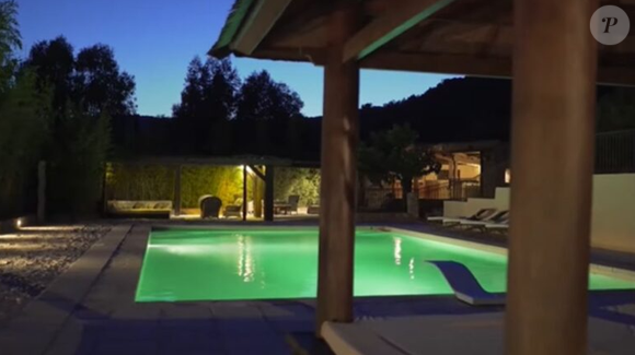 O complexo possui seis casas de hóspedes, restaurante privado equipado com cozinha profissional completa, estúdio de arte, duas piscinas, uma praça, pista de skate, academia e uma adega subterrânea.