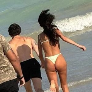 Bruna Marquezine e Shawn Mendes foram clicados em clima de romance