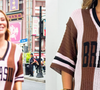 Em alguns cliques, Paolla Oliveira aparece usando uma camisa de tricô listrada em tons de marrom e rosa, com a palavra “Brasil” estampada. Um modelo bem similar foi encontrado na loja Bella Chita por cerca de R$ 189,90