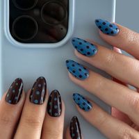 Polka dots nails: nas décadas de 50 e 60, nossas avós usavam essa estampa em roupas; agora, ela virou sinônimo de manicure elegante