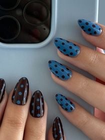 Polka dots nails: nas décadas de 50 e 60, nossas avós usavam essa estampa em roupas; agora, ela virou sinônimo de manicure elegante