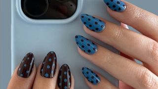 Polka dots nails: nas décadas de 50 e 60, nossas avós usavam essa estampa em roupas; agora, ela virou sinônimo de manicure elegante