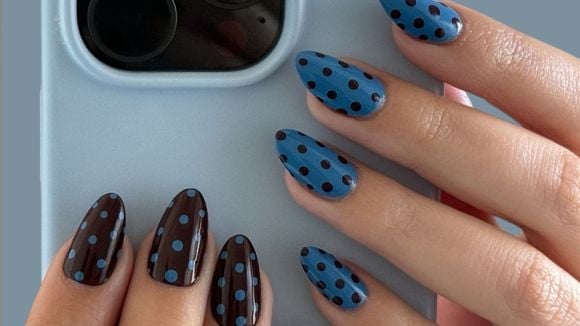 Polka dots nails: nas décadas de 50 e 60, nossas avós usavam essa estampa em roupas; agora, ela virou sinônimo de manicure elegante