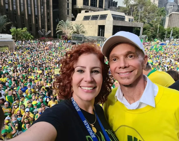 Carla Zambelli entrou na polêmica após divulgar um vídeo de Netinho cantando "Milla" em uma manifestação política. Segundo reportagem do g1, Manno Góes recorreu à Justiça e conseguiu uma liminar que impediu a então deputada de manter no YouTube o registro da apresentação realizada no ato pró-Bolsonaro