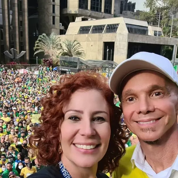Carla Zambelli entrou na polêmica após divulgar um vídeo de Netinho cantando "Milla" em uma manifestação política. Segundo reportagem do g1, Manno Góes recorreu à Justiça e conseguiu uma liminar que impediu a então deputada de manter no YouTube o registro da apresentação realizada no ato pró-Bolsonaro