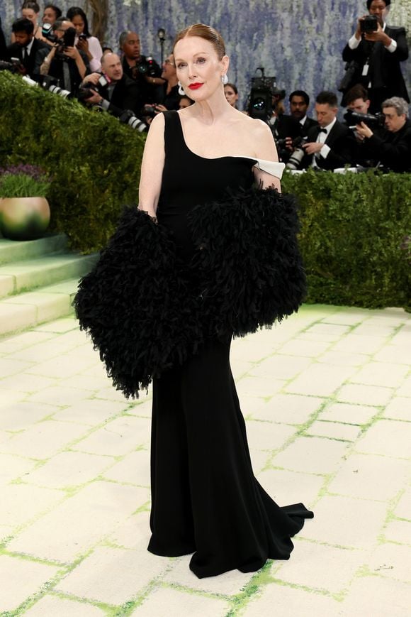Julianne Moore compareceu ao Met Gala 2026 com um vestido preto que lembrou o estilo de look na era de ouro de Hollywood