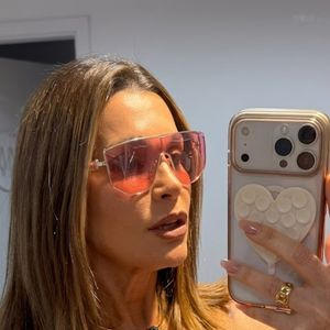 Luxo, feminilidade e muito brilho: os acessórios usados por Fábia Brandão, personagem de Flávia Alessandra, estão roubando a cena em 'Quem Ama Cuida'. As gargantilhas de coração e pulseiras cravejadas mostram que as joias voltaram a ser protagonistas no figurino das novelas da TV Globo