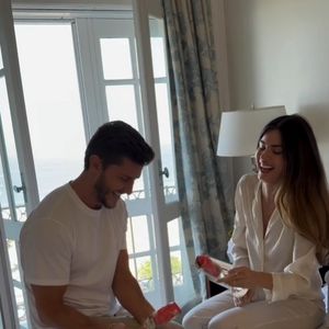 Nada de fogos ou fumaça: casal escolhe bolo e taças na cama para anunciar a chegada da filha