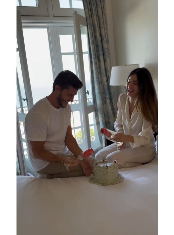 Nada de fogos ou fumaça: casal escolhe bolo e taças na cama para anunciar a chegada da filha