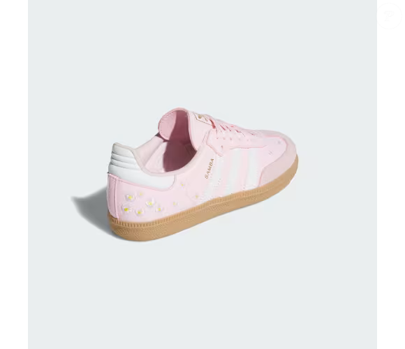 Para quem deseja levar o romantismo além do vestido, os detalhes florais do Adidas Samba OG podem inspirar uma produção de casamento diferente. O tênis reúne cabedal de couro, biqueira em T e solado de borracha, segundo a descrição oficial da marca. A proposta é trocar o salto alto por um calçado esportivo com elementos delicados