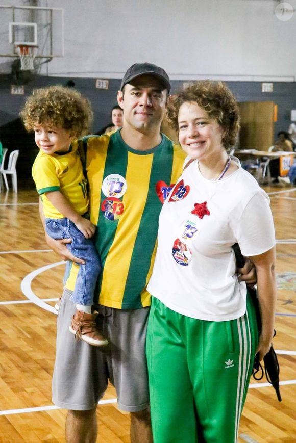 Leandra Leal vai com a família votar no segundo turno das eleições presidenciais 2026