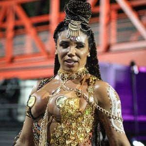 Carnaval de Evelyn Bastos: rainha de bateria usou fantasia com muito dourado no ensaio técnico da Mangueira de 2025