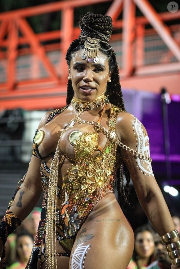 Carnaval de Evelyn Bastos: rainha de bateria usou fantasia com muito dourado no ensaio técnico da Mangueira de 2025