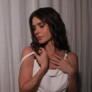 Vestido de Carolina Dieckmmann tem comprimento midi, caimento slim e ganha um toque sutil de sofisticação com argolas de metal nas alcinhas