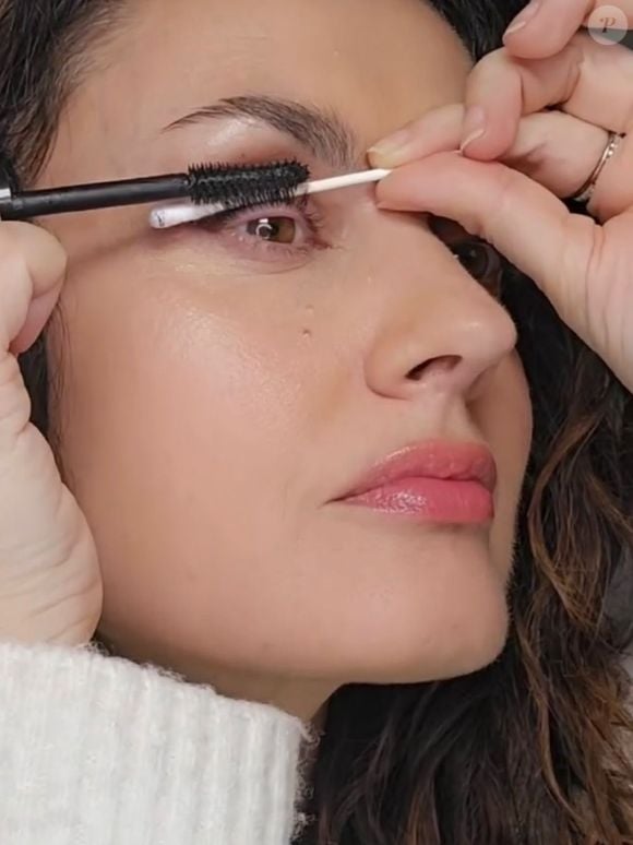Um truque simples com cotonete está conquistando mulheres 50+ ao prometer cílios mais curvados desde a raiz, sem a necessidade de usar curvex e com um acabamento mais elegante