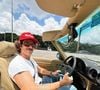 Chay Suede voltou aos holofotes com ‘Quem Ama Cuida’, mas também vem chamando atenção fora das telas por sua coleção de carros antigos. O ator possui um Porsche 911 Carrera 3.2 avaliado em cerca de R$ 1 milhão, além de uma Mercedes-Benz SL 500 de 1982 que já pertenceu à família Marinho