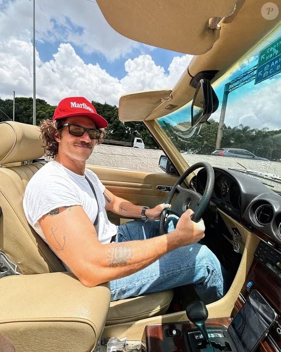 Chay Suede voltou aos holofotes com ‘Quem Ama Cuida’, mas também vem chamando atenção fora das telas por sua coleção de carros antigos. O ator possui um Porsche 911 Carrera 3.2 avaliado em cerca de R$ 1 milhão, além de uma Mercedes-Benz SL 500 de 1982 que já pertenceu à família Marinho