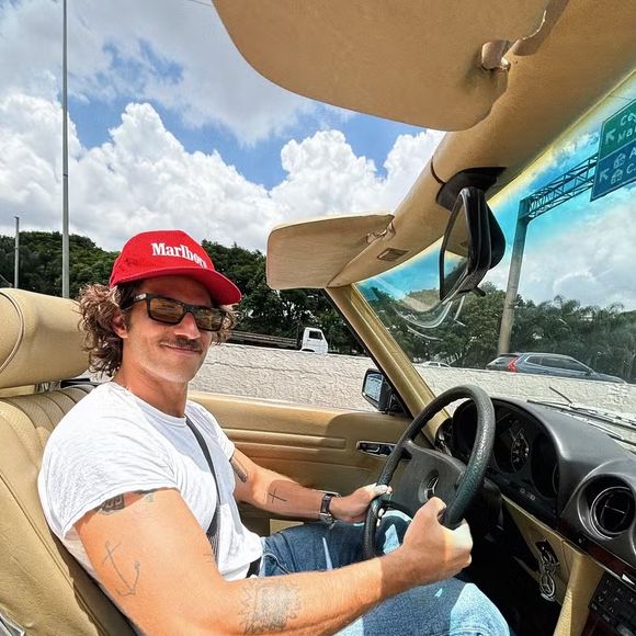 Chay Suede voltou aos holofotes com ‘Quem Ama Cuida’, mas também vem chamando atenção fora das telas por sua coleção de carros antigos. O ator possui um Porsche 911 Carrera 3.2 avaliado em cerca de R$ 1 milhão, além de uma Mercedes-Benz SL 500 de 1982 que já pertenceu à família Marinho