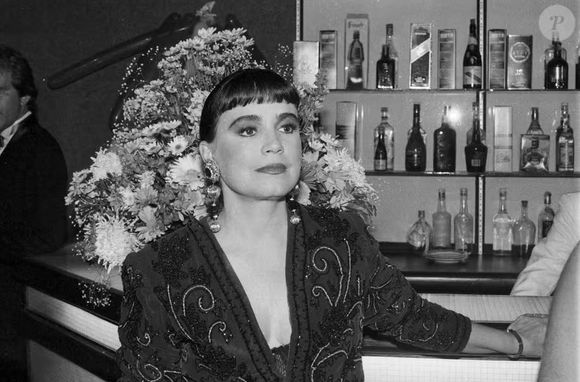 Maria do Carmo (Regina Duarte) será perseguida por Renato até o final de Rainha da Sucata