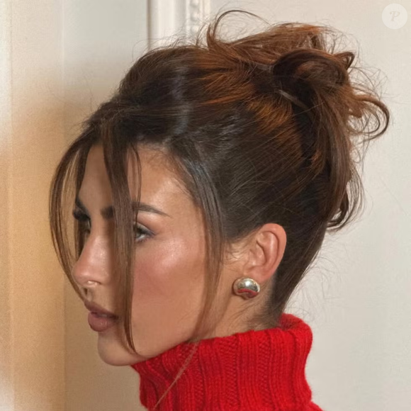 Penteado preso com efeito despretensioso  garante volume imediato e adiciona um toque dramático ao visual