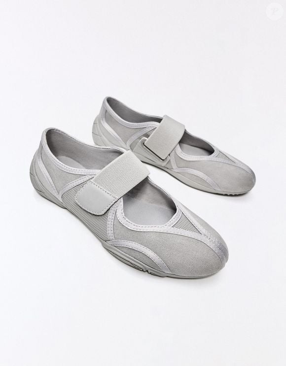 Com design híbrido e visual minimalista, a sapatilha esportiva da Bershka conquistou fashionistas ao unir camurça aveludada, painéis em mesh respirável e fechamento em velcro, provando que conforto e elegância podem caminhar lado a lado