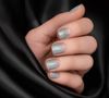 O esmalte prateado com francesinha invertida fica sofisticado para quem ama glitter nas unhas