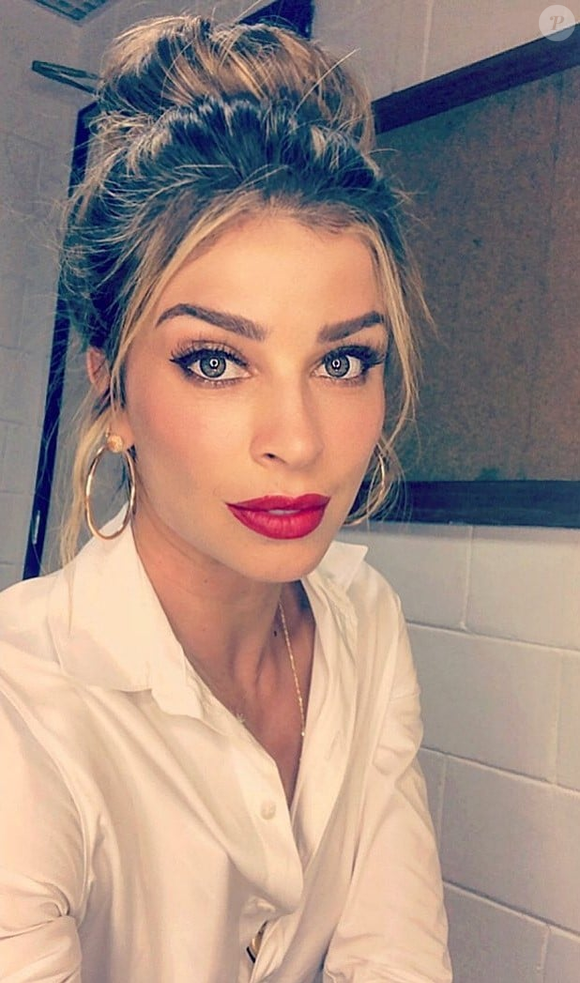 O batom vermelho também ficou poderoso nesse look usado por Grazi Massafera